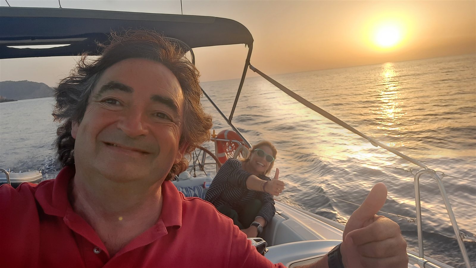 Sonrisas a bordo durante la puesta de sol